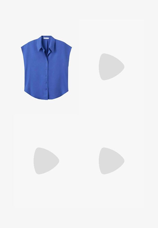 Blouse bleue sans manches avec boutons, col pointu et coupe ample et carrée.; Shorts en jean bleu clair avec poches avant, passants pour ceinture, fermeture par bouton et coupe jusqu'aux genoux, sur fond blanc.; Baskets en daim gris avec des rayures en cuir blanc et un logo doré. Semelle en gomme plate, bout rond et design classique à lacets.; Lunettes de soleil carrées noires avec des verres vert foncé, présentant des montures audacieuses et des accents argentés sur les côtés. Fabriquées en Italie.