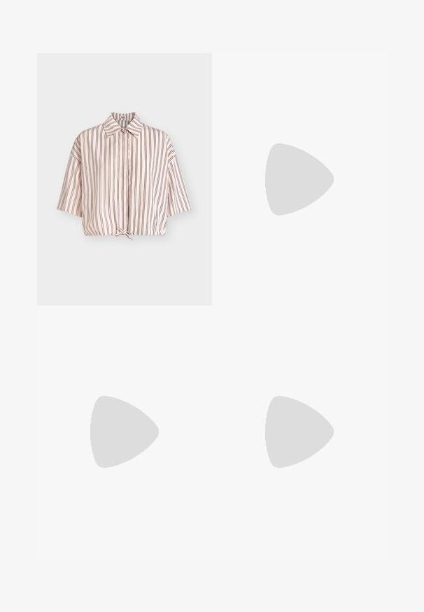 Chemise rose clair à manches courtes avec fines rayures verticales noires et un petit nœud à l'ourlet, présentée sur un fond gris.; Pantalon noir avec une coupe droite, texture lisse et fermeture à glissière dissimulée. Présente des plis pour un style supplémentaire et un look ajusté.; Chaussure à talon haut en cuir noir avec bride arrière, bout pointu, fines lanières et petite boucle argentée sur fond blanc uni.; Sac à main en cuir noir brillant avec poignées courtes, bandoulière amovible et détails de couture discrètement courbés à l’avant.