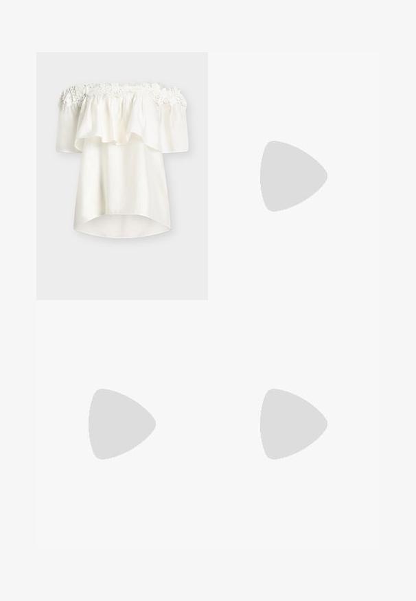 Blouse blanche à épaules dénudées avec bordure en dentelle florale le long du décolleté et manches courtes amples et fluides.; Jupe longue jaune pâle avec un léger évasement en bas, présentant une texture lisse et une taille élastique.; Sandale blanche à talon avec un bout pointu, sangle de cheville réglable et un talon carré épais. Texture lisse avec des détails de couture minimaux.; Sac à main en cuir blanc avec un design plissé, doté d'une bandoulière en chaîne dorée et d'une forme arrondie. Texture lisse avec des plis doux et sans motifs.
