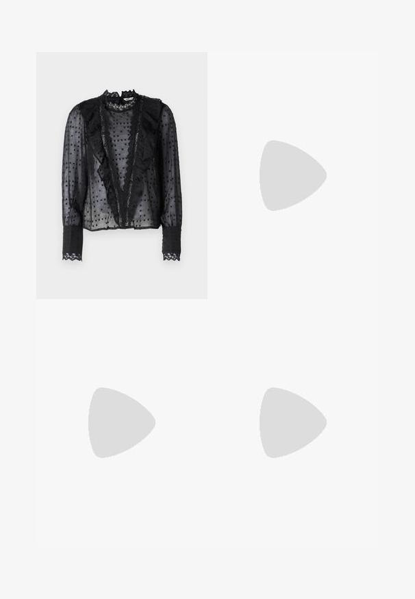 Chemisier noir à manches longues, fabriqué en tissu transparent, avec des volants sur le devant et des accents en dentelle sur le col et les poignets.; Jupe en denim noir à silhouette ajustée, avec une ceinture en cuir lisse, des coutures simples et des poches latérales. Aucun motif ni accent visible.; Bottes noires montantes en cuir verni avec un motif crocodile. Bout pointu et talon fin ; dotées d'une fermeture éclair sur le côté.; Sac à main en simili cuir noir avec une texture crocodile, un dessus resserré et une sangle froncée. A l'apparence douce et compacte.