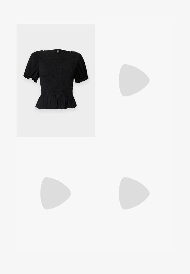 Haut court noir texturé avec manches bouffantes, corsage smocké, encolure carrée et ourlet à volants sur fond clair.; Jupe à volants à carreaux noir et blanc avec taille smockée. Avec des couches froncées et une texture douce en coton.; Chaussure slingback en cuir verni noir avec bout pointu et petit talon bloc incliné sur fond clair uni.; Petit sac à main noir brillant avec deux longues anses et des détails à cordon sur les côtés sur un fond clair uni.