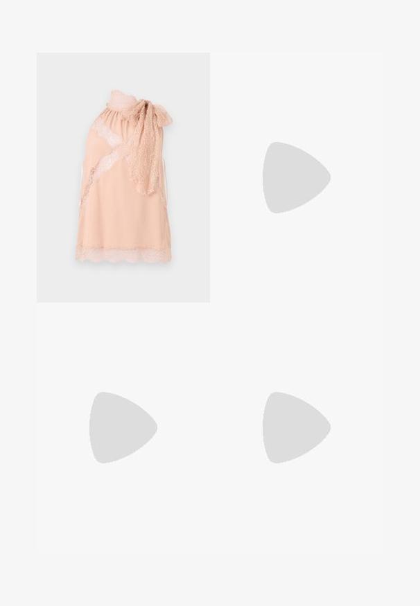 Haut sans manches pour femmes de couleur pêche, avec bordure en dentelle, détail nœud en dentelle sur l'épaule et inserts en dentelle transparente créant un délicat motif floral.; Pantalon rose clair sur mesure avec plis devant, passants pour ceinture et coupe droite, sur un fond blanc uni.; Chaussure à bride arrière en cuir noir avec bout pointu, dotée d'un accent brillant sur le bout et d'un talon de hauteur moyenne. Design latéral ouvert.; Sac à main en cuir noir plissé avec cordon de serrage, bandoulière chaîne dorée et petit accent horizontal doré sur le devant.