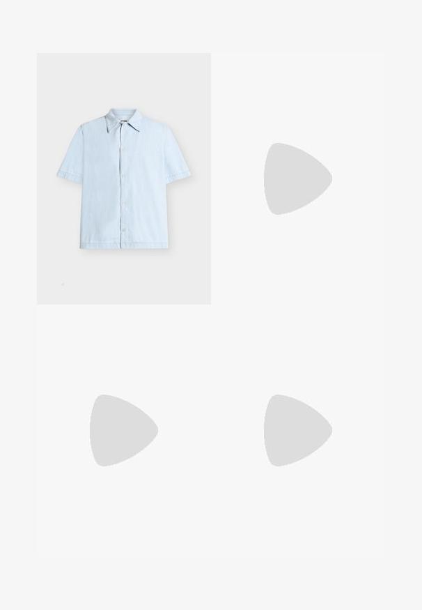 Chemise bleu clair à manches courtes, boutonnée, avec un col classique, présentée sur fond blanc.; Shorts beiges longueur genou avec une taille élastique et des poches latérales, fabriqués en tissu léger.; Sandale tong en cuir marron foncé avec une large sangle à la cheville et une semelle plate noire, montrée de profil sur fond gris.; Sac fourre-tout en tissu marron avec de longues anses marron et un petit logo imprimé près du centre supérieur.