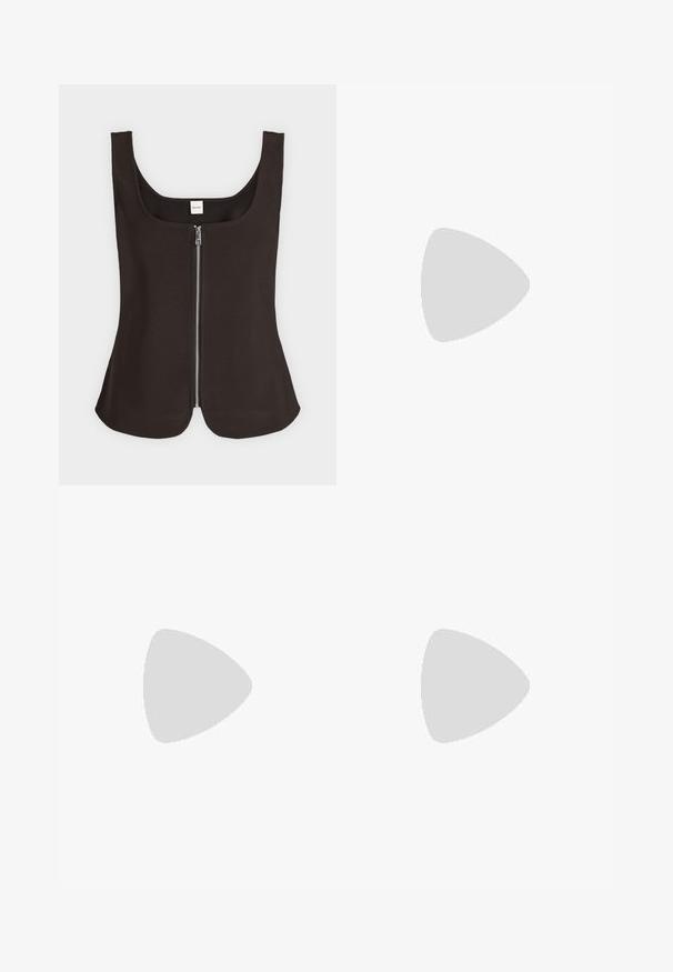 Top noir sans manches avec col carré et fermeture éclair argentée devant, ourlet légèrement évasé, étiquette Calvin Klein à l'intérieur du col arrière.; Jean en denim bleu foncé avec taille haute, bouton à l'avant, cinq poches et jambes légèrement évasées sur un fond uni.; Botte de cheville en cuir noir avec un bout pointu, un talon carré et une sangle avec un détail de logo métallique. Texture lisse et design minimaliste.; Sac à main rectangulaire blanc Calvin Klein avec une seule poignée, design minimaliste et pampilles décoratives avec un charm métallique géométrique sur le côté.