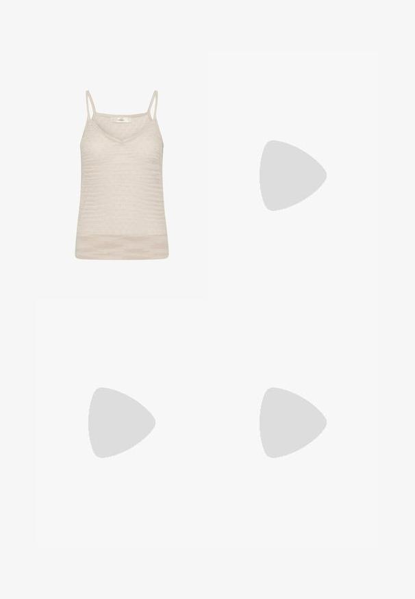 Haut sans manches en tricot beige avec fines bretelles et motif texturé subtil, avec un col en V peu profond.; Pantalons taille haute en gris clair, à jambes larges, fabriqués en tissu doux. Comprend deux plis avant, deux boutons de fermeture et une texture lisse.; Sandales à talons bloc couleur crème avec des brides torsadées et un lit de pied plat. Matériau synthétique lisse avec une finition mate.; Sac à main en daim marron avec deux anses, une bandoulière amovible et des pampilles décoratives en daim, présenté sur un fond uni.