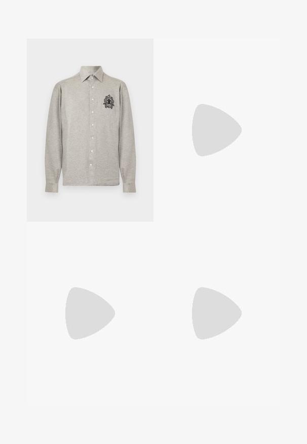 Chemise gris clair à manches longues avec col pointu et logo ornemental noir en forme d'écusson sur le côté gauche de la poitrine.; Pantalons plissés noirs au design sur mesure, confectionnés en tissu lisse, avec une fermeture à bouton et une coupe droite.; Mocassins en cuir noir avec un bout arrondi et une boucle décorative. Talon plat, solide et texture lisse sur l'ensemble.; Sac bandoulière en cuir noir avec un motif de logo couvrant entièrement, fermeture éclair, sangle réglable et finition lisse texturée.