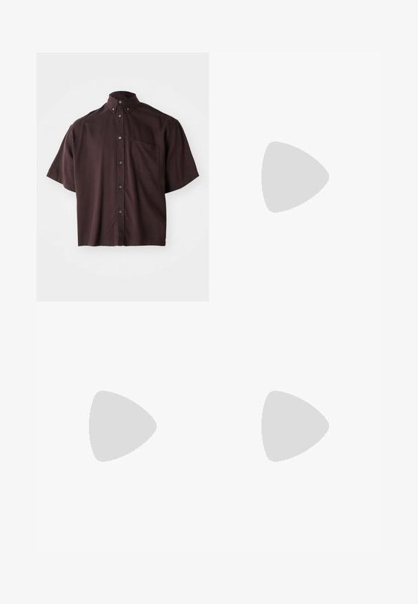 Chemise à col et à manches courtes de couleur bordeaux foncé. Dotée de boutons sur le devant et d'une poche poitrine unique. Tissu lisse avec une coupe décontractée.; Shorts décontractés gris clair avec taille ajustable à cordon et deux poches latérales verticales sur fond uni.; Chaussures en cuir noir à lacets avec un bout arrondi, surface texturée et semelle en caoutchouc épaisse dotée de profondes rainures pour une meilleure adhérence.; Lunettes de soleil claires et surdimensionnées avec des verres foncés, dotées d'une monture rectangulaire épaisse et d'accents texturés sur les branches. Fabriquées en plastique transparent.