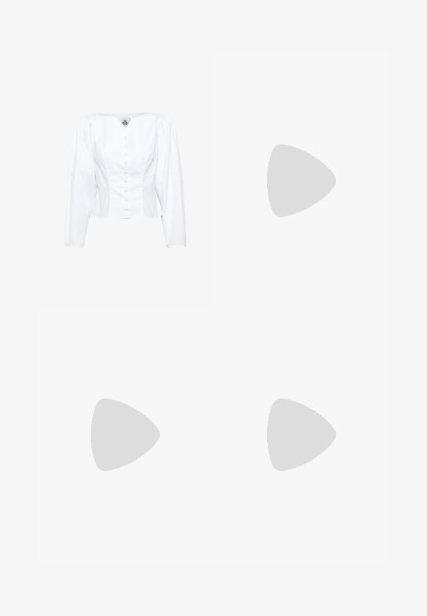 Blouse blanche courte avec un col carré, des manches longues bouffantes et une fermeture par boutons sur le devant. Tissu lisse avec une coupe ajustée et un léger brillant.; Jean en denim bleu clair avec une jambe légèrement évasée, style cinq poches, et une fermeture avant à boutons et zip.; Bottes en cuir noires montantes avec un bout carré et un talon bloc. Présentent une couture latérale et un accent métallique décoratif en haut.; Sac à main en simili cuir noir avec une fermeture à boucle en ton doré, au design plat et avec une bandoulière ajustable, présenté sur un fond clair.