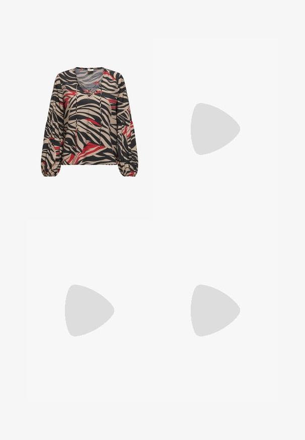 Blusa de manga larga con estampado de cebra en beige, negro y rojo, escote en V con cordones y puños fruncidos sobre un fondo blanco.; Pantalones negros con un diseño de pierna recta, frente con pliegues y una textura de tela suave. Presenta una cintura alta y sin bolsillos visibles.; Zapato destalonado de piel de charol negra con tacón alto, punta puntiaguda y doble tirante en el tobillo con hebillas plateadas.; Bolso de mano de piel sintética negra con forma curva, una correa delgada para el hombro y un detalle de cadena dorada en la parte frontal. Textura suave, diseño minimalista.