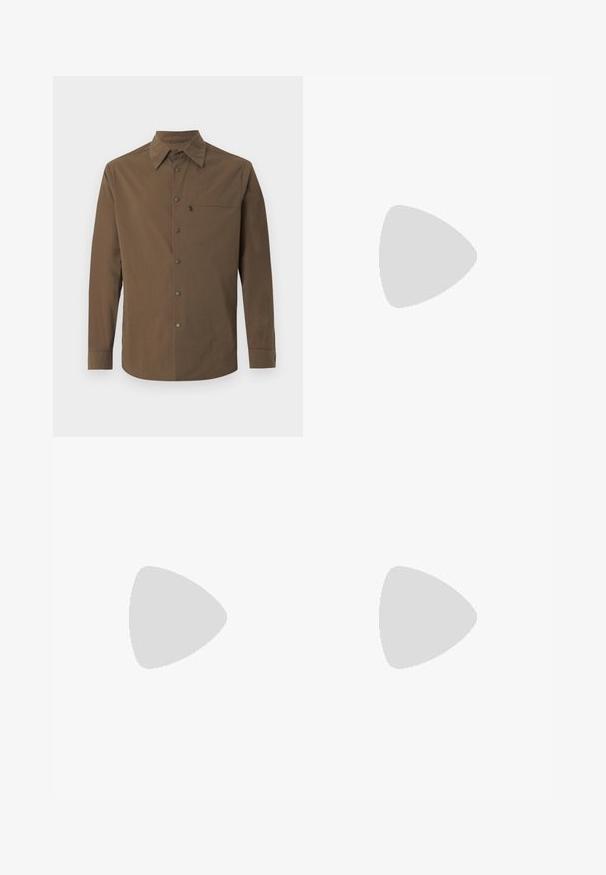 Chemise marron à manches longues avec un col classique, des boutons-pression sur le devant, et une poche poitrine zippée sur le côté gauche.; Shorts en lin beige mi-genoux avec passants pour ceinture, poches latérales et fermeture éclair à l'avant, présentés sur un fond blanc.; Mocassin en cuir noir avec un détail tissé à l'avant, bout arrondi et petit talon. Texture lisse et design minimaliste.; Sac bandoulière en cuir marron foncé texturé avec une sangle réglable et un petit accent décoratif bleu sur le côté.