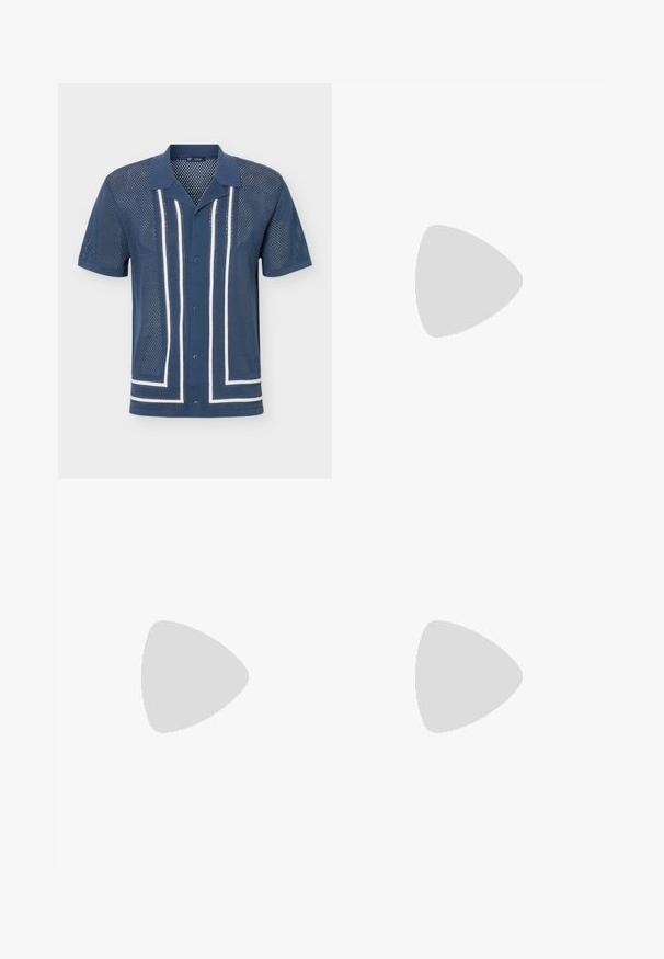 Chemise bleu marine à manches courtes avec boutons, en tissu mesh, rayures blanches verticales et horizontales, et col pointu.; Short en denim bleu clair avec bouton et fermeture éclair à l’avant, passants de ceinture et poches avant, présenté sur un fond blanc uni.; Baskets blanches en cuir montantes basses avec fermeture à lacets et semelle en caoutchouc plate, vues du côté intérieur sur un fond uni.; Montre en acier inoxydable argenté avec un boîtier octogonal, un cadran texturé vert, des index horaires argentés et un bracelet à maillons réglable.