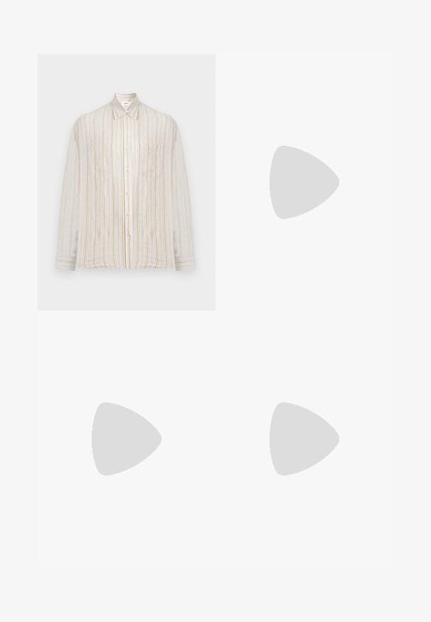 Chemise homme à manches longues avec boutons, rayures verticales beige, blanches et marron clair, et une unique poche poitrine.; Pantalon en simili cuir marron foncé avec une taille élastique, une fermeture à bouton à l'avant et des jambes droites larges.; Hereu SOLLER  - Chaussons - dark brown; Sac bandoulière en cuir marron foncé avec fermeture à rabat et sangle en tissu réglable sur fond blanc.