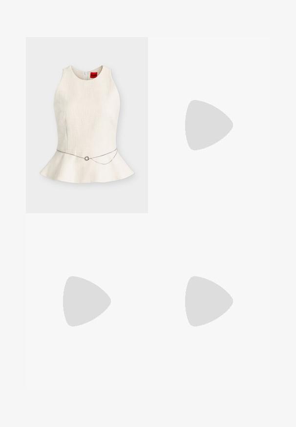 Haut péplum blanc texturé sans manches avec une fine ceinture chaîne argentée à boucle ronde à la taille, présenté sur un fond uni.; Jupe midi noire avec motif texturé carré et ourlet évasé sur fond blanc.; Escarpin en daim noir à bout pointu avec un talon stiletto fin de hauteur moyenne et un design à coupe basse sur un fond uni.; Sac à bandoulière en cuir noir de forme rectangulaire incurvée, avec une chaîne dorée tissée dans la bandoulière noire tressée et une fermeture éclair sur le dessus.