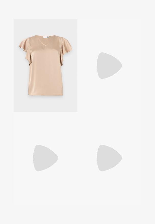 Blouse en satin beige avec manches courtes volantes et col en V, texture lisse et coupe ample.; Pantalon marron taille haute à jambes larges avec fermeture bouton et zip et plis devant sur un fond clair uni.; Escarpin slingback en cuir verni bordeaux avec bout pointu, fine bride à la cheville et petit détail décoratif de boucle. Texture lisse et talon haut.; Sac à main bordeaux en matériau brillant, de forme rectangulaire, avec deux anses et des accents légèrement courbés à l'avant.