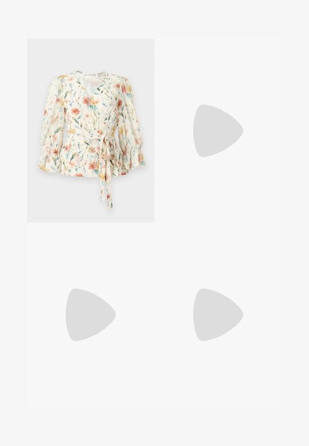Μπλούζα τύπου wrap με μακριά μανίκια, floral σχέδιο, βολάν στις μανσέτες, ντεκολτέ σε σχήμα V και δεμένη ζώνη στη μέση σε απαλά παστέλ χρώματα σε λευκό φόντο.; Φαρδιά παντελόνια σε ανοιχτό μπεζ ύφασμα, με λείες υφές και μπροστινές πτυχές, διαθέτοντας ραμμένο ζωνάκι χωρίς ορατά αξεσουάρ.; Σκούρο καφέ γυναικείο παπούτσι με μύτη σε σχήμα αιχμής, χαμηλό τακούνι και ασημί αλυσίδα από στρας στο πίσω μέρος.; Πτυχωτό μπεζ δερμάτινο τσαντάκι με ασημένιο μεταλλικό πλαίσιο, διαθέτοντας δύο στρογγυλούς διακοσμητικούς κλειστές και μια ασημένια αλυσίδα.