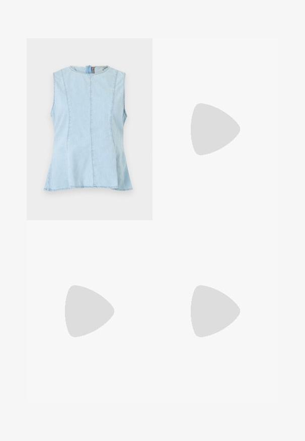 Haut sans manches en denim bleu clair avec détails de coutures, encolure ronde et fermeture éclair au dos.; Shorts blancs décontractés avec poches avant et taille à cordon nouée en nœud, présentés sur un fond uni.; Sandales plates noires avec des sangles fines et texturées, au design minimaliste. La semelle est lisse et la forme globale est élégante et discrète.; Sac à main en cuir tressé blanc avec poignée arrondie et extrémités de lanière nouées, présenté sur un fond uni.