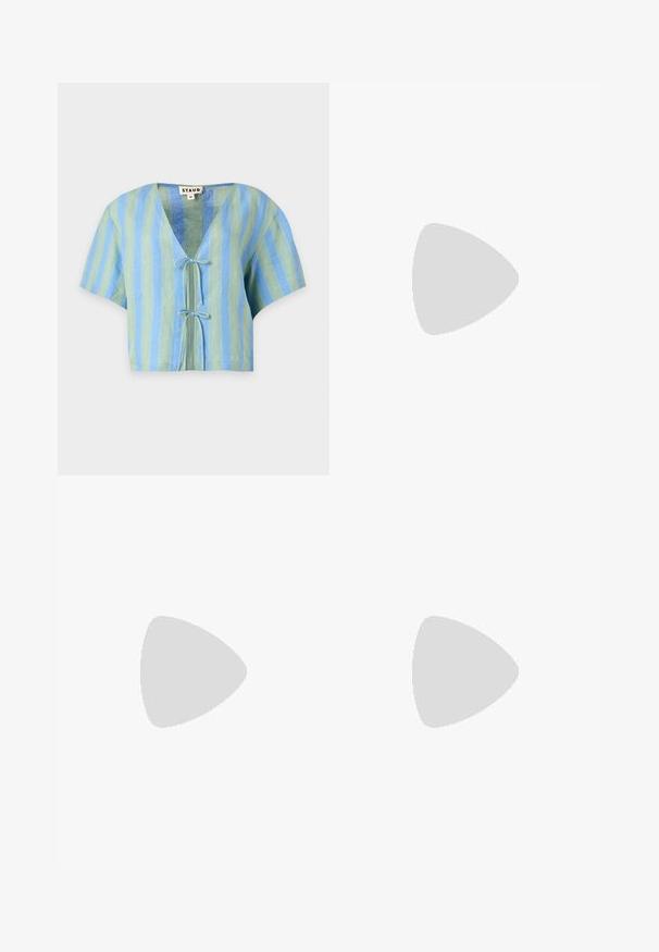 Blouse courte à manches courtes avec rayures verticales bleues et vertes et deux fermetures à nouer à l'avant, taille moyenne, marque Staud.; Pantalons blancs légers et amples avec une taille élastique et un cordon de serrage. Présente un subtil éclat et un design à jambe droite.; Sandale plate marron foncé avec des brides texturées, boucle à la cheville et design à bout ouvert sur un fond clair uni.; Sac à main beige tissé avec corps arrondi, fermeture éclair et une sangle courte et épaisse dans un style crochet simple et texturé.