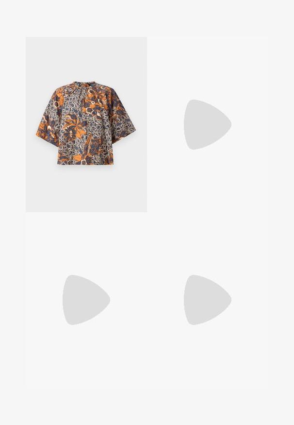 Blouse à manches courtes avec col montant, présentant un motif floral orange et bleu marine sur un fond abstrait blanc et noir.; Jupe midi marron trapèze avec taille élastique froncée et tissu léger texturé sur fond uni.; Ballerines en tissu marron avec un bout pointu et une texture lisse, dotées d'un talon bas et d'une fine semelle noire. Aucune motif ni élément métallique visible.; Pochette en cuir marron avec un fermoir à boule en argent et un petit détail en chaîne argentée sur fond blanc.