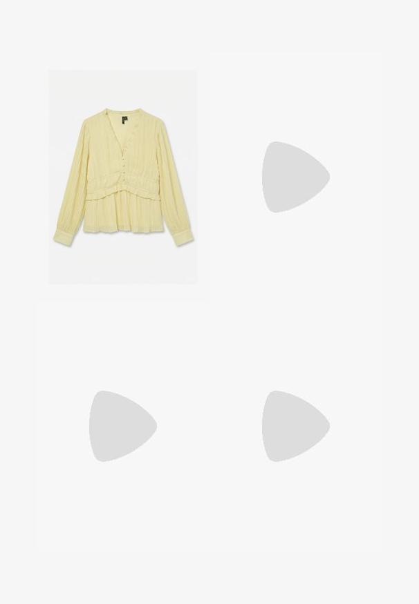 Blouse jaune clair à manches longues avec plis verticaux, encolure en V, boutons recouverts de tissu à l'avant et détails à volants à la taille et aux poignets.; Jeans en denim gris à jambe droite avec bouton frontal, fermeture éclair et cinq poches, présentés sur un fond blanc.; Jambes portant des leggings côtelés foncés associés à des ballerines noires avec de petits détails en nœud sur fond blanc.; Petit sac à main noir brillant avec deux longues anses et des détails à cordon sur les côtés sur un fond clair uni.
