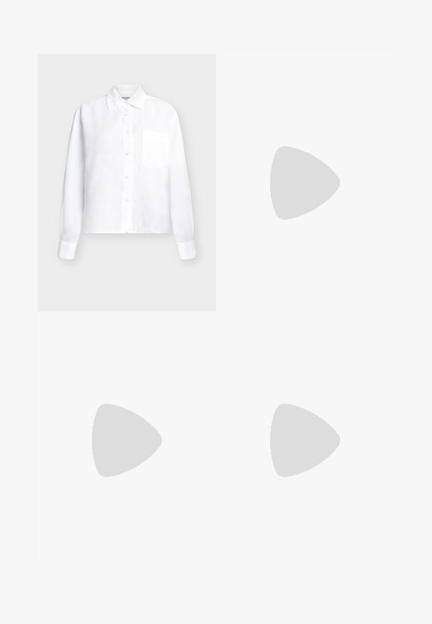 Chemise blanche à manches longues avec boutons, col et poche poitrine, design uni sur fond clair.; Jean en denim bleu à jambes larges avec taille haute, boutons à l'avant, passants pour ceinture et détails délavés sur les cuisses et le bas des jambes.; Jambes portant des leggings côtelés foncés associés à des ballerines noires avec de petits détails en nœud sur fond blanc.; Petit sac à main noir brillant avec deux longues anses et des détails à cordon sur les côtés sur un fond clair uni.