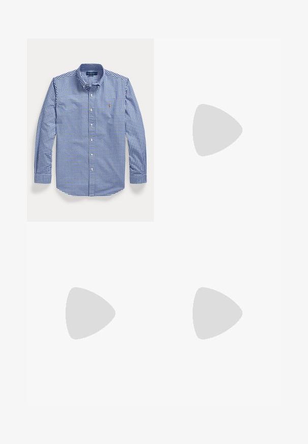 Blauw-wit geruit overhemd met lange mouwen, knopen, kraag en geborduurd logo op de linker borst.; Blauwe denim jeans met rechte pijpen, voorzakken, riemlussen en knoopsluiting.; Witte lage leren sneaker met witte veters en een gouden Polo Ralph Lauren-logo aan de zijkant en "Polo" in de zool gegraveerd.; Zwarte leren riem met zilverkleurige rechthoekige gesp, opgerold op een witte achtergrond, met een subtiel geperst logo aan de punt.
