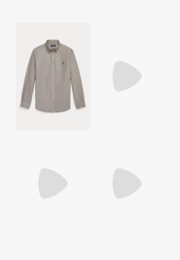 Svetlosivá košeľa s dlhým rukávom na gombíky s golierom a modrým vyšívaným logom Polo Ralph Lauren na ľavej strane hrude.; Svetlomodré džínsy z denimu s voľnejším strihom. Majú vysoký pás, päť vreciek a viditeľné prešívanie. Povrch je mierne textúrovaný.; Čierny kožený mokasín s nízkym podpätkom a detailom s penny remienkom, zobrazený z boku na svetlosivom pozadí.; Čierny kožený opasok s čiernou obdĺžnikovou prackou a vyrazeným logom na slučke opaska, zvitý na jednoliatom svetlom pozadí.