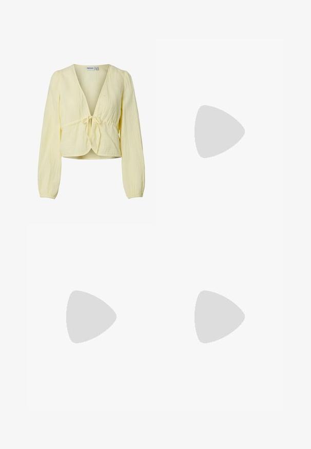 Blouse jaune clair à manches longues, col en V, fermeture avec nœud devant, et tissu texturé. L’ourlet est légèrement court. Aucune personne visible.; Pantalon vert clair en tissu soyeux avec taille élastique, cordon de serrage et bordure en dentelle au bas des jambes larges.; Chaussure à talon haut blanche à bout pointu et bride arrière reposant sur une surface capitonnée argent métallique brillante.; Petit sac à main blanc avec un corps froncé, une poignée ronde ornée de perles et une bandoulière amovible sur un fond uni.