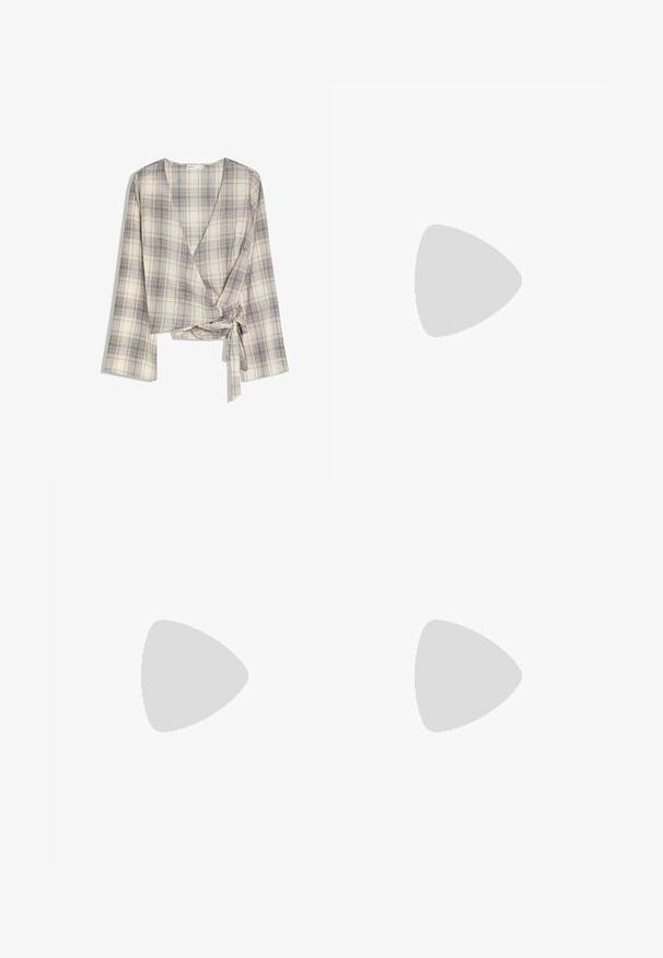 Beige en lichtblauw geruit wikkelblouse met lange mouwen en zijstriksluiting, gemaakt van lichtgewicht stof.; Uitlopende spijkerbroek in lichtgrijs denim, met een knoopsluiting, vijf zakken en subtiele stikdetails langs de naden.; Zwarte leren slingback met puntige neus, lage kittenhak en een klein verstelbaar gespsluiting.; Donkerbruine leren schoudertas met een zachte, slungelige vorm en een gedraaide knoopvormige handgreep op een effen witte achtergrond.