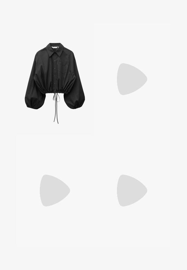 Blouse noire à boutons avec manches bouffantes surdimensionnées, une poche poitrine unique et taille cintrée avec cordon ajustable.; Jupe plissée noire en coton, avec une fermeture à boutons sur le devant, des passants de ceinture et un accent en D-ring sur la taille.; Chaussure noire style Mary Jane avec semelle épaisse nervurée et bride à boucle, reposant sur un tapis bleu texturé avec arrière-plan flou.; Sac à main en cuir noir avec une texture lisse. Dispose d'une bandoulière adjustable et d'un design élégant et minimaliste avec une fermeture éclair.