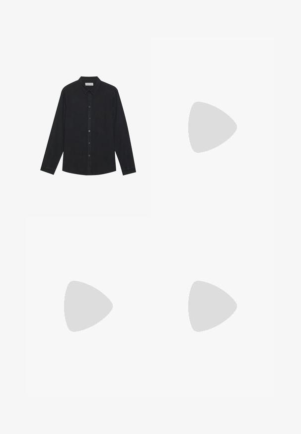 Chemise noire à manches longues en tissu doux, avec un devant à boutons, un col et un ourlet droit avec une texture subtile.; Chino en coton gris à coupe droite, avec des poches avant inclinées et une ceinture en cuir marron. Texture lisse avec un minimum de détails.; Chaussure mocassin en cuir noir positionnée au-dessus d'un coussin capitonné argenté métallique brillant.; Ceinture en cuir noir avec une texture lisse, boucle rectangulaire en argent et une boucle pour l'extrémité. Présente des coutures soignées le long des bords.