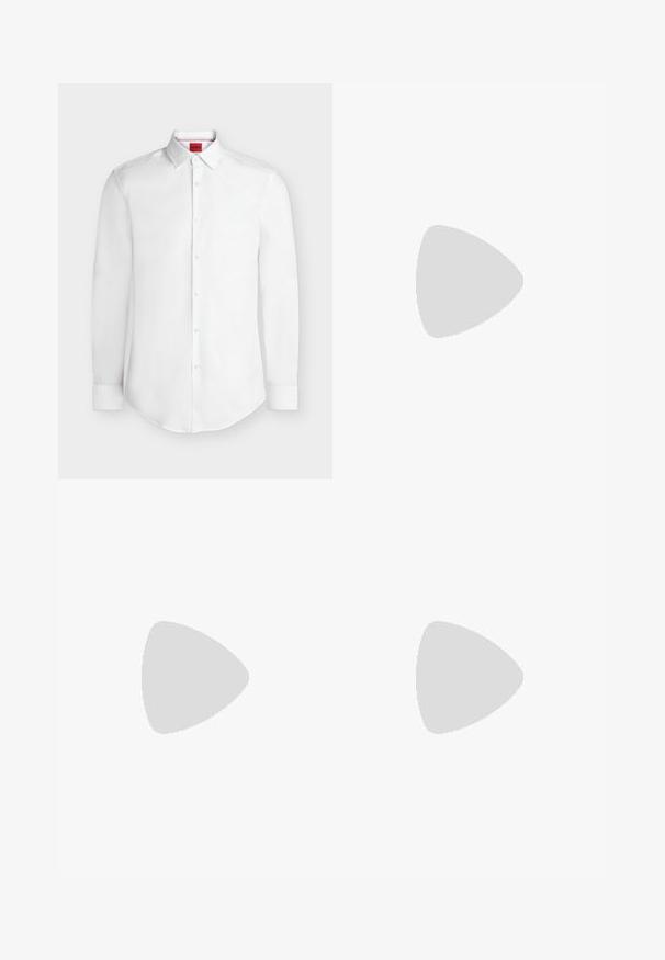 Chemise blanche à manches longues avec boutons, col pointu et étiquette rouge de la marque Hugo à l'intérieur du col.; Pantalon noir formel pour hommes avec plis avant, passants pour ceinture, fermeture par bouton et ourlets avec revers sur fond blanc.; Mocassin pour homme en cuir noir avec un dessus embossé effet croco et un petit talon, présenté de profil sur un fond neutre.; Ceinture en cuir noir au toucher lisse, dotée d'une boucle rectangulaire en argent et d'un double détail de broche. Design classique et polyvalent.