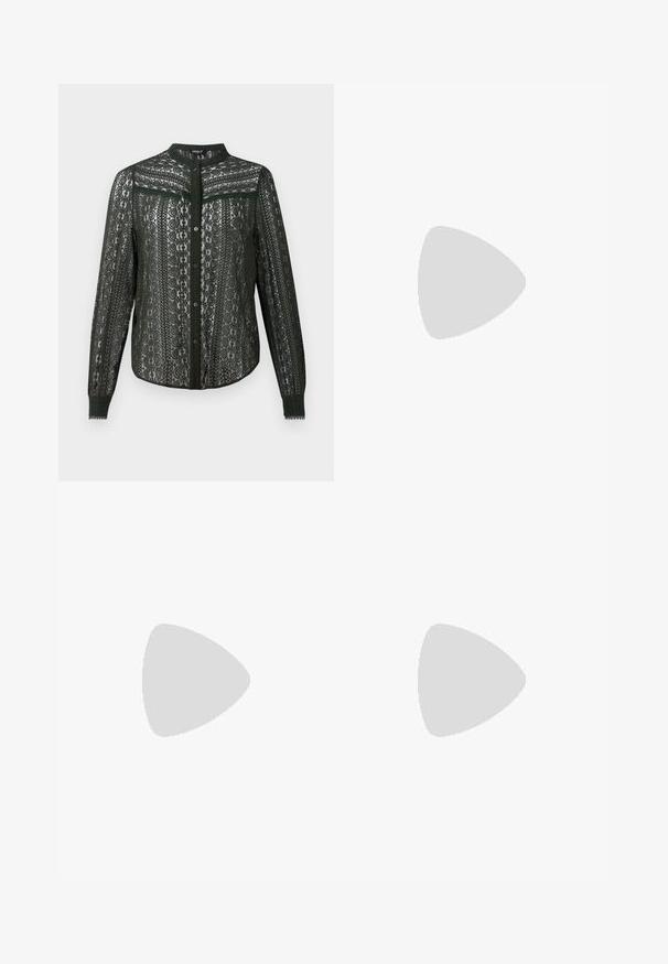 Blouse en dentelle vert foncé avec un col mandarin, une fermeture à boutons à l'avant et un motif complexe sur les manches et le corps.; Jupe bulle noire avec une taille élastique et un motif de pois blancs. Fabriquée en tissu léger, elle présente un design volumineux et un ourlet arrondi.; Jambes portant des leggings côtelés foncés associés à des ballerines noires avec de petits détails en nœud sur fond blanc.; Petit sac à main noir brillant avec deux longues anses et des détails à cordon sur les côtés sur un fond clair uni.