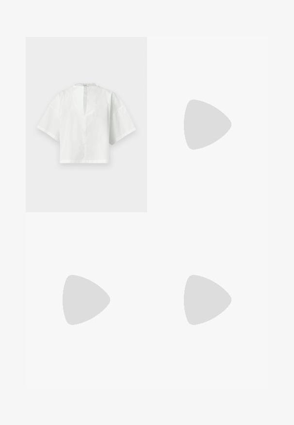 Blouse blanche pour femme à manches courtes avec une fente en V et une coupe ample et rectangulaire, présentée sur un fond uni.; Pantalon noir à jambes larges avec ceinture élastique, tissu lisse, sans poches visibles ni ornements, présenté de face sur un fond uni.; Ballerines en cuir noir avec un bout rond, texture lisse, détails de couture minimalistes et design de semelle flexible.; Pochette en cuir beige clair à la forme arrondie, texture plissée, fermeture à verrou argentée et bandoulière chaîne amovible.