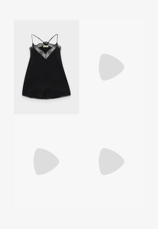 Camisole noire avec des bretelles réglables, dotée d'un décolleté en dentelle plongeant et de bords festonnés. Tissu lisse avec un léger éclat.; Pantalons en cuir noir à jambes larges avec une texture lisse, dotés de poches avant, d'une fermeture par bouton et de détails de couture subtils.; Sandale à talons hauts en cuir noir avec une lanière de cheville. Présente une texture lisse, un bout ouvert et un talon fin. Détail de boucle en ton doré.; Sac à épaule en cuir verni noir avec détail de boucle argentée et bandoulière en chaîne argentée, présenté sur un fond uni clair.