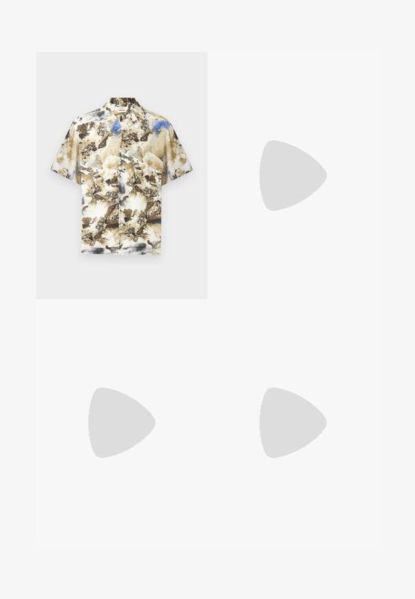 Chemise à manches courtes boutonnée avec un motif abstrait beige, marron, blanc et bleu, col et boutons à l'avant sur fond uni.; Pantalon noir à jambes droites avec passants pour ceinture, fermeture à boutons et zip à l'avant, et poches latérales, posé à plat sur un fond blanc.; Mocassin en cuir noir flottant au-dessus d'un tapis beige avec un canapé beige en arrière-plan, mettant en valeur le design classique pour hommes sans lacets.; Ceinture en cuir noir avec une texture lisse, dotée d'une boucle en métal argenté et d'une forme rectangulaire classique.