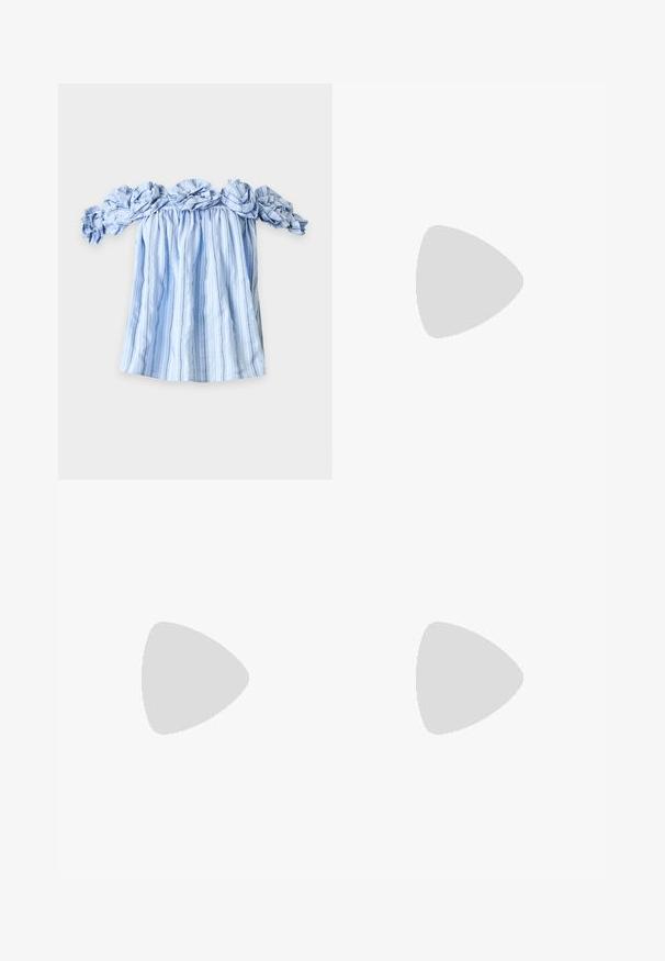 Blouse à rayures verticales bleues et blanches, épaules dénudées, avec col et manches à volants, étalée à plat sur fond blanc.; Longue jupe beige avec tissu froncé et détail de nœud torsadé sur le côté droit, présentée sur un fond uni.; Mules blanches à bout pointu, texture plissée sur le dessus, et talon stiletto fin. Surface lisse et design minimaliste.; Pochette en cuir couleur crème avec un cadre supérieur structuré et une lanière pour poignet, présentée sur un fond clair uni.