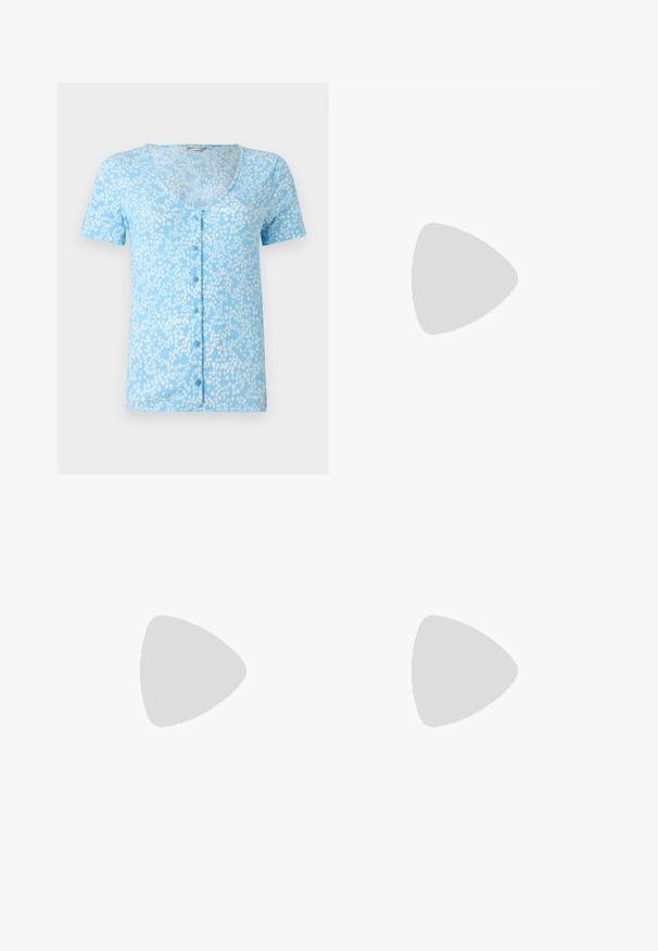 Haut bleu clair à manches courtes avec un décolleté en V profond et des boutons à l'avant. Présente un tissu texturé avec des motifs floraux blancs.; Pantalon beige sur mesure avec une coupe droite, poches latérales et fermeture éclair frontale. Tissu lisse avec un design épuré et minimaliste.; Escarpins slingback en cuir verni beige avec un bout pointu et un nœud décoratif sur le devant. Comprennent un talon bas et fin ainsi qu'une texture lisse.; Sac fourre-tout en cuir vert olive avec double poignée, texture lisse et design à quatre panneaux. Coutures renforcées le long des joints pour plus de durabilité.