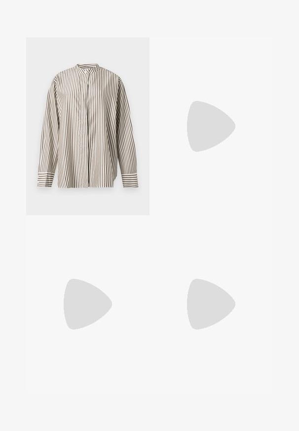 Chemise à manches longues avec des rayures verticales marron et blanches, boutonnée sur le devant, col montant sur un fond uni clair.; Pantalon ample gris clair avec taille élastique et jambes droites, présenté sur un fond blanc uni.; Chaussure mule en tissu beige clair avec un design noué à l'avant, bout pointu et talon fin et effilé. Texture lisse dans l'ensemble.; Sac à main rectangulaire blanc avec un motif en cuir tissé, poignée découpée en haut et bandoulière amovible sur un fond uni.