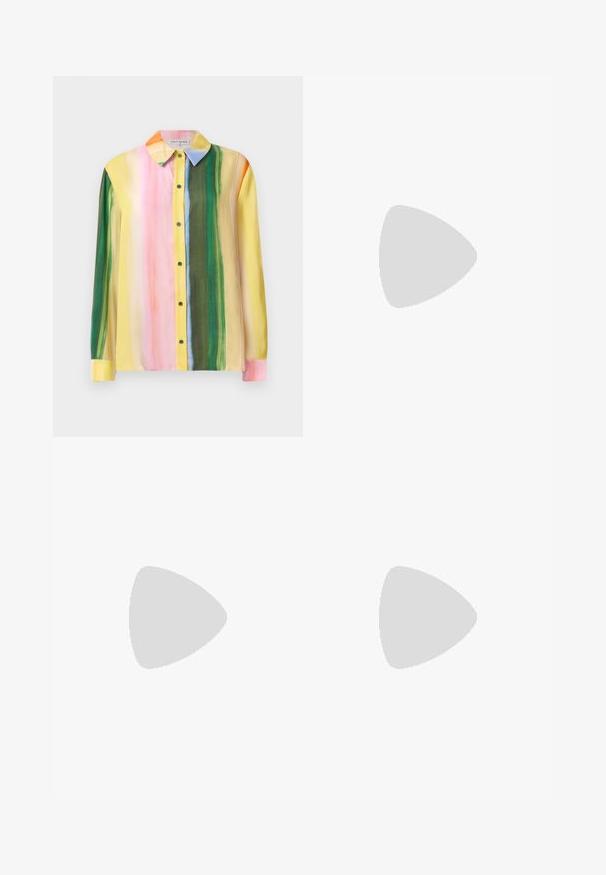 Blouse colorée à manches longues présentant des rayures verticales en rose, jaune, vert et orange. Confectionnée dans un tissu doux avec un col et un devant à boutons.; Pantalon ample taille haute jaune pâle avec fermeture à bouton et zip sur le devant, et détails plissés sur un fond uni.; Chaussure plate en cuir tressé jaune clair avec talon fermé et design en treillis ouvert, adaptée pour un usage décontracté.; Sac rectangulaire avec motif floral jaune et noir et anse tressée jaune et rose sur fond blanc.