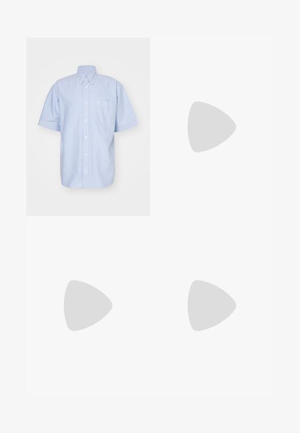 Chemise à manches courtes bleu clair en tissu coton. Dotée d'un col et d'une poche avant. Design simple et uni.; Shorts cargo beiges en tissu léger, dotés de deux poches latérales, d'une fermeture à bouton et d'une coupe décontractée. Texture lisse avec un motif subtil.; Nike Sportswear P 6000 - Baskets basses - phantom/obsidian/summit white/white/black/metallic silver; Collier chaîne curb ton argent avec fermoir mousqueton et chaîne d'extension réglable sur fond blanc.