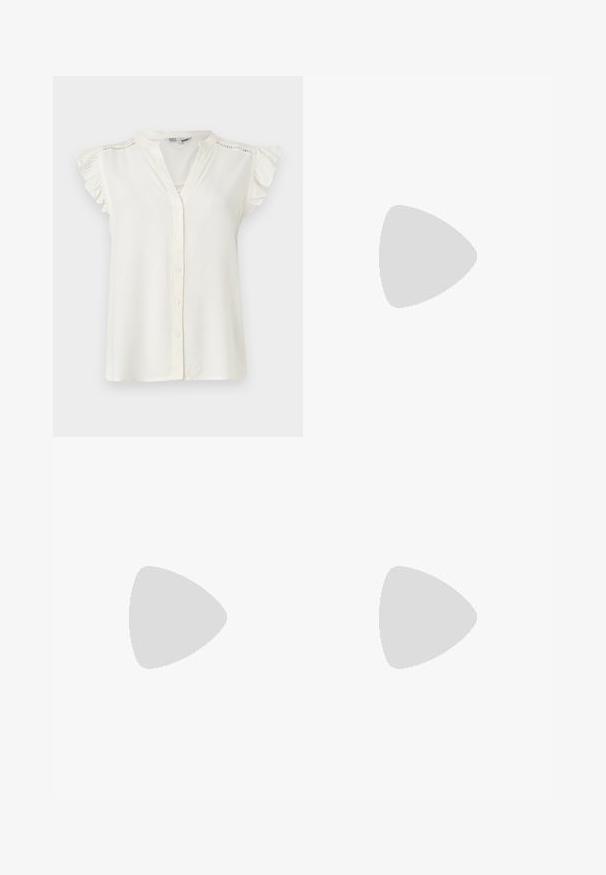Blouse blanche sans manches avec des boutons sur le devant, des manches courtes volantées et des détails délicats en dentelle le long des épaules et du décolleté.; Pantalons larges en cuir noir avec une texture lisse, poches avant et fermeture éclair. Présente un design épuré et minimaliste.; Talons aiguilles noires en cuir avec un bout pointu, une fine bride réglable, et un talon aiguille d'environ 5 cm, texture lisse.; Petit sac à main noir brillant avec deux longues anses et des détails à cordon sur les côtés sur un fond clair uni.