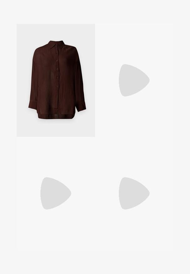 Blouse légère marron avec une finition texturée, fermeture à boutons sur le devant, col, et manches longues, offrant une coupe décontractée et des fentes sur les côtés.; Pantalons en cuir noir avec une texture lisse, design à jambes larges et une taille mi-haute dotée de passants de ceinture et de poches avant.; Chaussure slingback femme en cuir noir avec bout pointu et talon bloc épais et haut sur fond blanc.; Sac à main en cuir noir Calvin Klein avec longue bandoulière, côtés zippés, et un pendentif décoratif suspendu à une sangle.