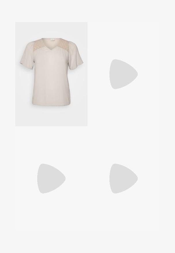 Beige Bluse mit kurzen Ärmeln und V-Ausschnitt, mit strukturiertem Oberteil und Spitzenbesatz an den Schultern. Weiches Material mit lockerer Passform.; Hochtaillierte blaue Jeans mit geradem Bein und ausgestelltem Saum, aus Denim gefertigt. Verfügt über ein klassisches Fünf-Taschen-Design und einen Metallknopfverschluss.; Schwarze High Heels Sandalen mit quadratischer Zehenpartie, die mehrere dünne Riemen und einen geometrischen Blockabsatz aufweisen. Glatte Ledertextur und minimales Design.; Ein Paar polierte silberne, halbmondförmige Creolen mit klaren Kunststoffrückseiten auf einer weißen Oberfläche.