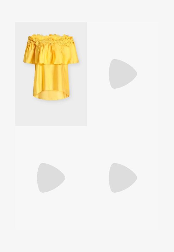 Blouse jaune épaules dénudées avec bordure en dentelle florale et encolure à volants, confectionnée dans un tissu léger légèrement brillant.; Pantalon jaune taille haute à jambes larges avec passants de ceinture, couture avant et fermeture avant dissimulée sur un fond uni clair.; Sandale à talon haut beige avec une sangle fine autour de la cheville et un bout carré. Matériau synthétique lisse, design minimaliste et talon aiguille.; Sac à main en cuir tressé de couleur beige, en forme ovale, avec une épaisse anse tressée, présentant une fermeture zippée et une texture brillante.