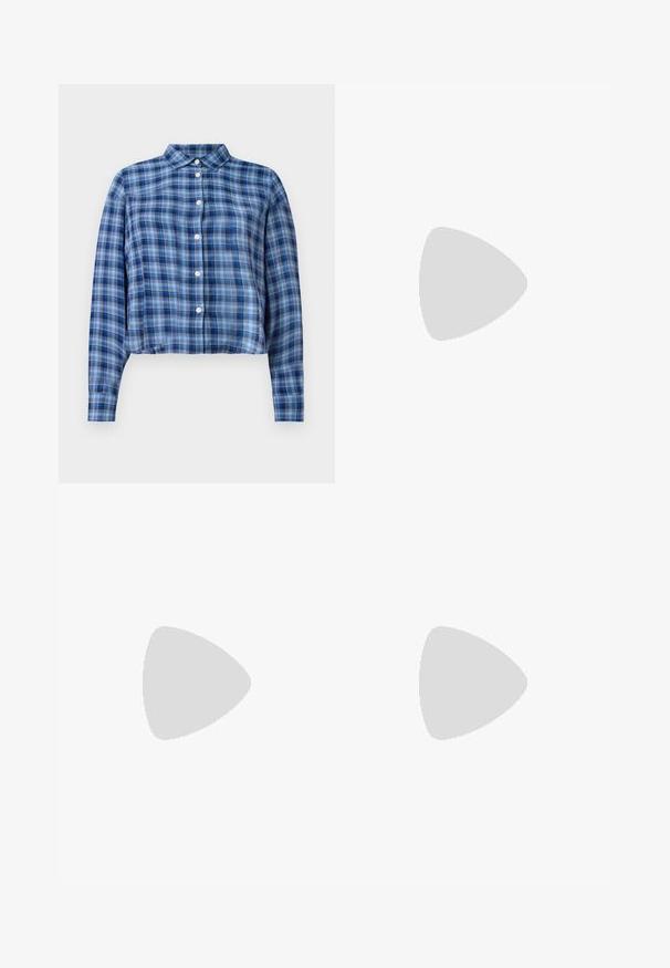 Blau- und schwarzkariertes, langärmliges, cropped Hemd mit spitzem Kragen und weißen Knöpfen in der Mitte, auf einem weißen Hintergrund.; Blaue Denim-Jeans mit hoher Taille, weitem Bein-Design und Fünf-Taschen-Stil. Sie verfügen über einen Knopfverschluss und ein verwaschenes Finish.; Schwarze Lederflachschuhe mit spitzem Zehenbereich, ausgestattet mit einem metallischen Riemen über dem Spann und einer niedrigen, flexiblen Sohle.; Kleine schwarze glänzende Handtasche mit zwei langen Griffen und seitlichen Kordelzug-Details vor einfachem hellem Hintergrund.
