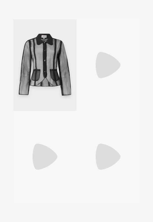 Veste noire transparente à manches longues, col structuré, six boutons et deux poches avant. Présente un motif rayé vertical et un design ajusté.; Pantalon large en fausse cuir noir à taille haute avec bouton frontal, fermeture éclair et poches à l'avant et à l'arrière sur fond gris clair.; Chaussure slingback en cuir verni noir à bout pointu avec bride en T et petit talon bloc incliné sur fond blanc.; Sac à bandoulière en cuir noir avec sangle réglable, deux fermetures éclair verticales sur le devant et un petit emblème métallique en forme d'aile sous les fermetures éclair.