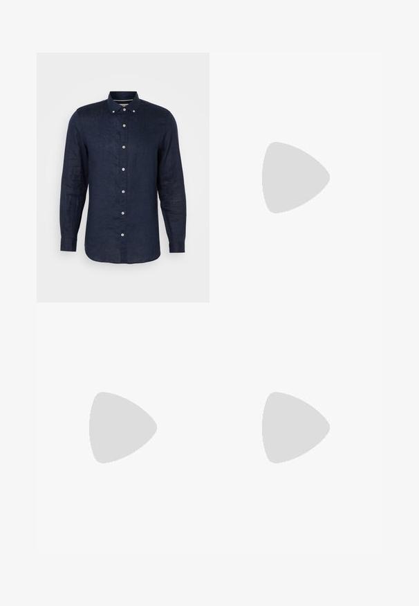 Chemise à manches longues bleu marine en lin, avec un col boutonné, six boutons sur le devant et un ourlet légèrement arrondi.; Pantalons en coton kaki avec une coupe droite, dotés d'une fermeture à bouton à l'avant et de passants de ceinture. Texture lisse et surface unie.; Baskets décontractées en daim marron avec rayures blanches, lacets, semelle texturée et logo "JACK & JONES" sur le côté.; Ceinture tressée en daim marron clair avec une boucle rectangulaire en métal argenté, roulée sur un fond uni clair.