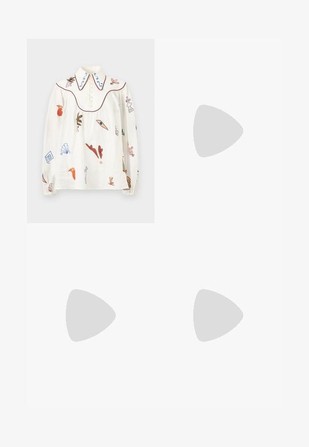 Blouse blanche à manches longues avec des motifs abstraits et botaniques brodés, grand col pointu avec des tourbillons bleus, et fermeture à boutons à l'avant.; Jupe midi plissée marron avec un grand imprimé floral blanc et des tiges abstraites vert foncé, dotée d'une ceinture noire.; Chaussure plate Mary Jane en daim marron avec un bout pointu et une petite bride à boucle dorée sur fond blanc.; Trousse de maquillage en satin bourgogne de forme rectangulaire, avec fermeture éclair et une poignée courte. Présente un design minimaliste et une texture lisse.