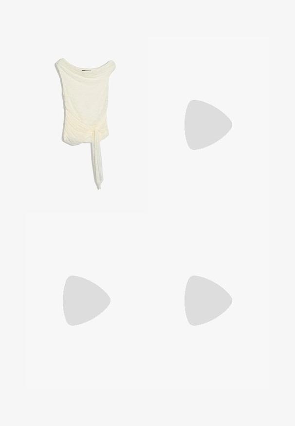 Blouse sans manches en dentelle ivoire avec un large col bateau et un détail asymétrique froncé avec un lien à la taille.; Pantalon noir à jambes larges avec taille haute, plis avant et poches latérales, conçu pour une tenue formelle ou professionnelle.; Chaussure plate en cuir noir avec bout arrondi, bride élastique sur le cou-de-pied et petit détail de boucle métallique au talon.; Sac bandoulière en cuir marron foncé avec une forme souple et décontractée et une anse nouée torsadée sur un fond blanc uni.