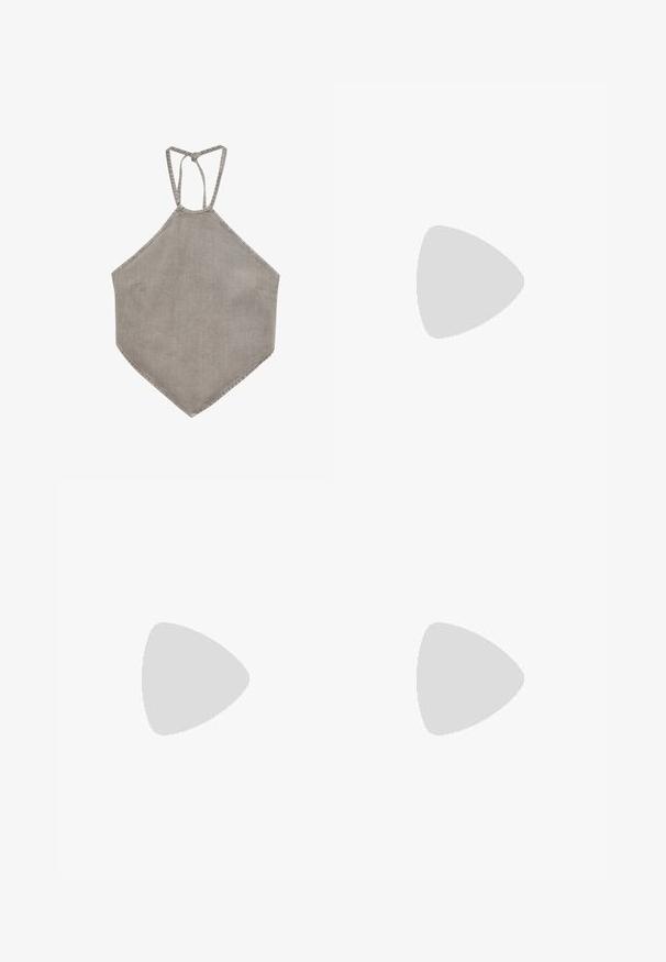 Haut halter en lin gris clair avec un ourlet pointu et une fermeture par lien au cou, présenté sur fond blanc.; Pantalon ample noir à taille élastique avec cordon de serrage devant, fabriqué en tissu léger.; Tongs en caoutchouc noir avec semelle texturée et bride en forme de Y, vues de côté sur un fond clair uni.; Sac à main tissé noir avec une anse unique tressée, forme rectangulaire et surface texturée brillante.